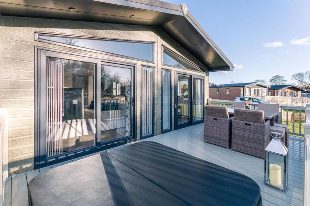 Woodland Jewel Lodge with Hot Tub - Chambres d'hôtes York