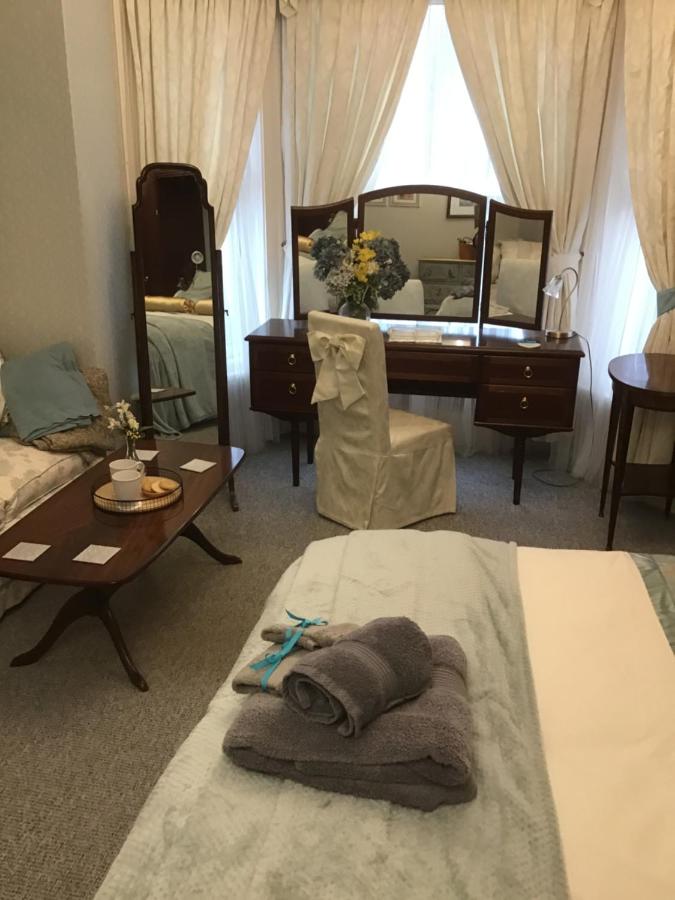 B&B Southampton - The Old Merchants House - The Vettriano Room - Bed and Breakfast Southampton