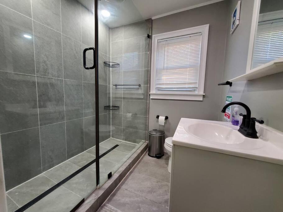 Home Away From Home on LaSalle - 3 bd 2 bth Slps 6 - B&B Niagara Falls