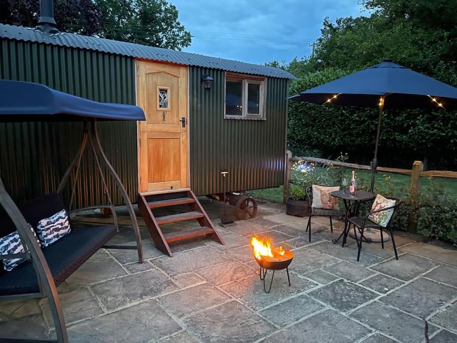 B&B Ewhurst - Forest View Shepherd Hut - Bed and Breakfast Ewhurst