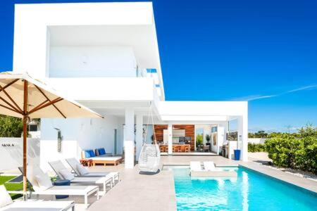 Beachside 3 Bedroom Villa with Pool and Resort Amenities - White Villas - v4 - B&B Providenciales