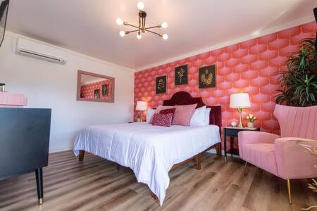 Pretty N Pink Room #5 At The Groovy Nomad Motel - B&B