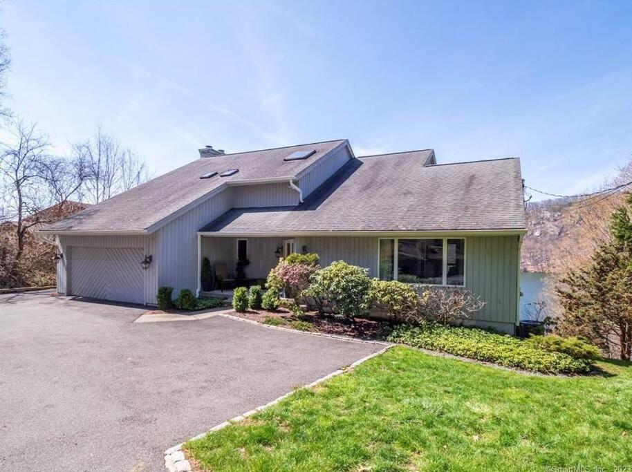 Candlewood Lake -Family Getaway, Lakefront 3775 sqft Home - B&B