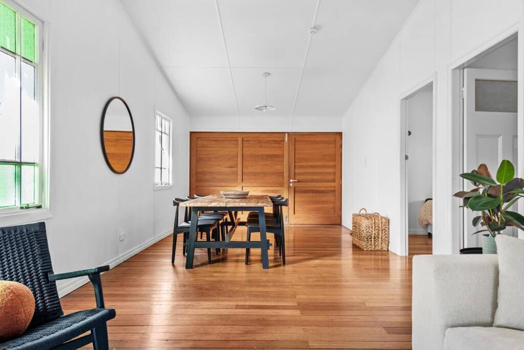Inside Out! ~ 3 Bed House ~ Toowong - Bed and Breakfast