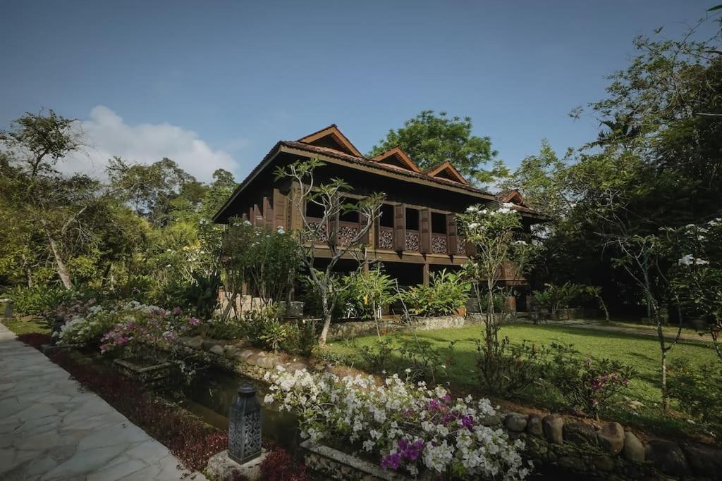 B&B Bentung - Kebun Rimba Rumah Penghulu in Janda Baik - Bed and Breakfast Bentung