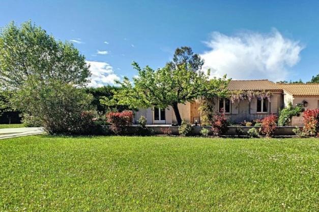 Au pied du luberon, Villa de vacances à l’abri des regards - B&B