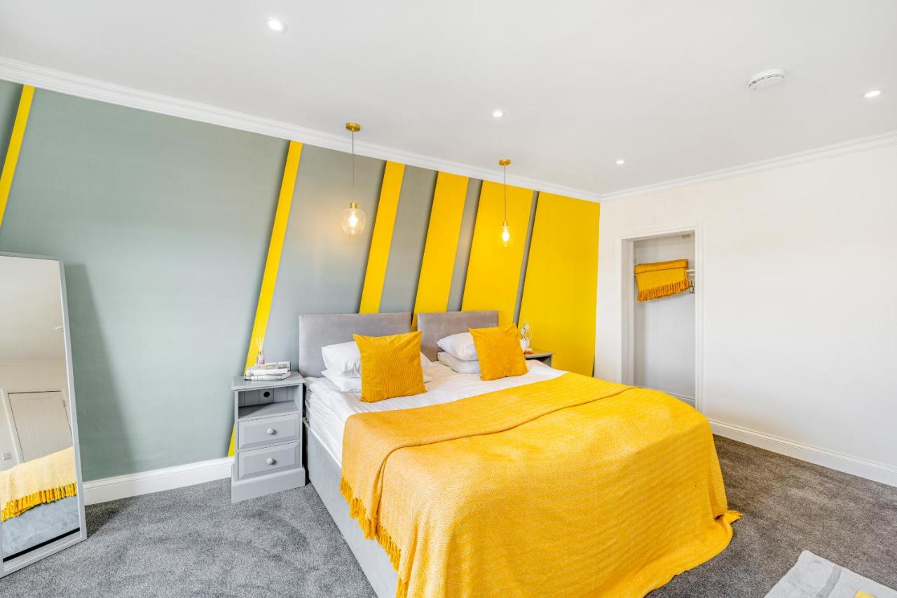 Deluxe One-Bedroom Apartment
