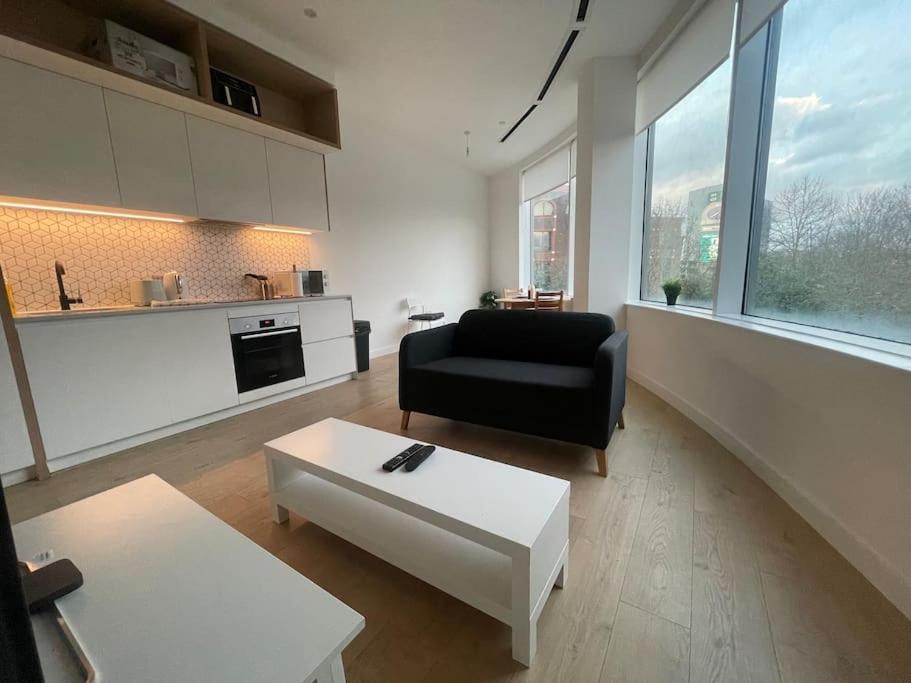 B&B Londres - Deluxe Modern 1Bed Apartment w/ Gym & Free Parking - Bed and Breakfast Londres