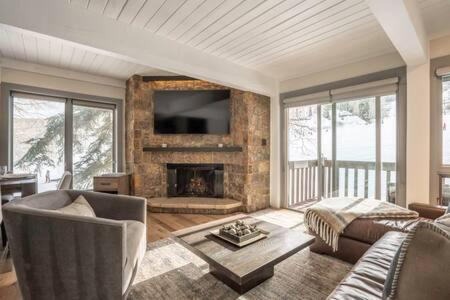 B&B Snowmass Village - Renovated 2 BR Condo w Hot Tub -Mountain Views! - Bed and Breakfast Snowmass Village