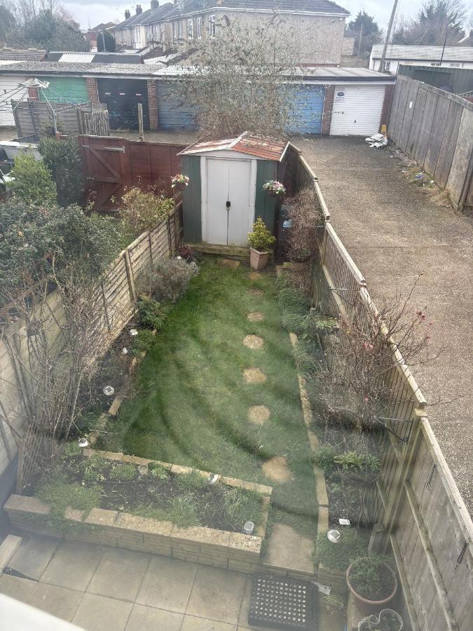 Cosy Corner - 2 beds, free parking, next to Southampton General Hospital - B&B