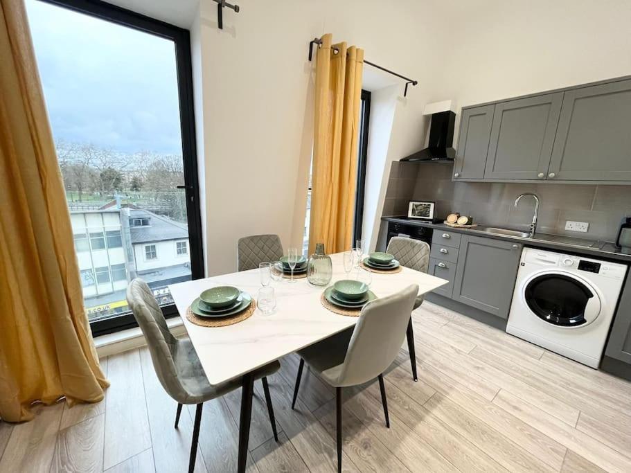 B&B Ealing - City Centre Apartments for Large Groups - Superb Location & Next to Tube Station - Bed and Breakfast Ealing