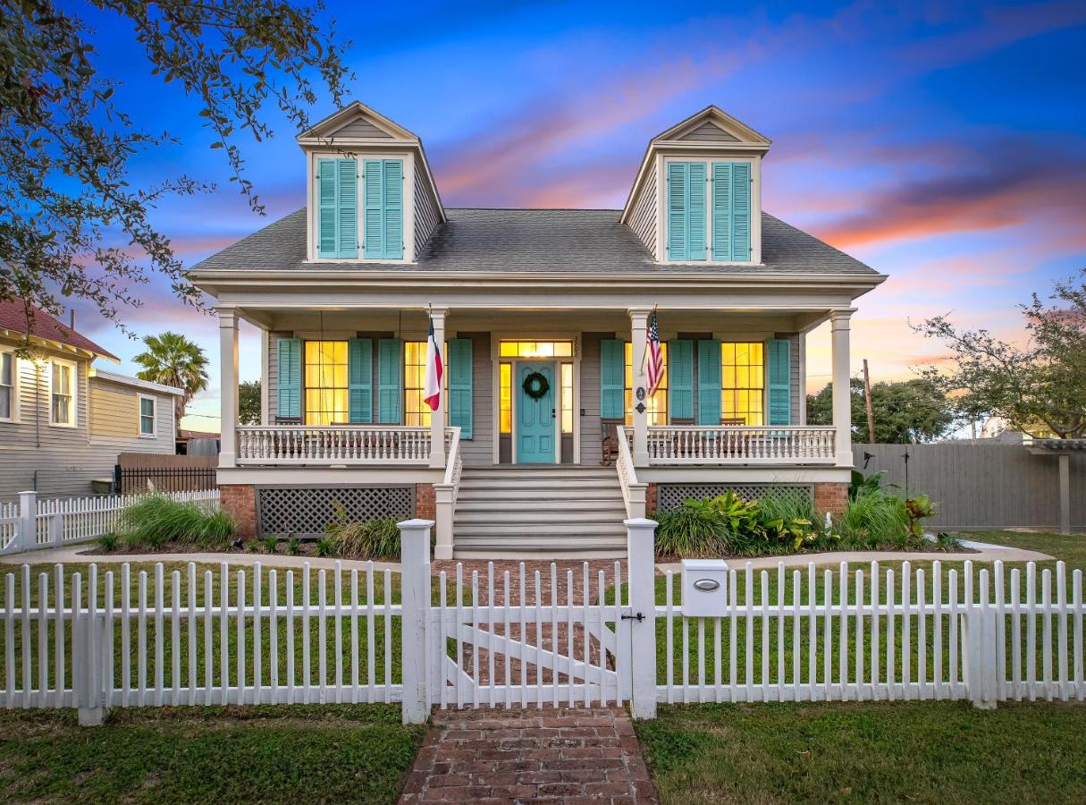 Historic 1871 Coastal Breeze with Heated Pool - Restoring Galveston - Ferienwohnung