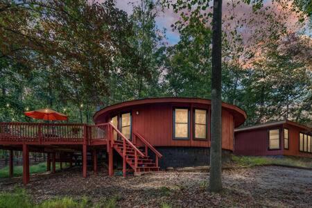 Modern Wooded Oasis w Hot Tub, WiFi, Grill, & Dome - Bed and Breakfast