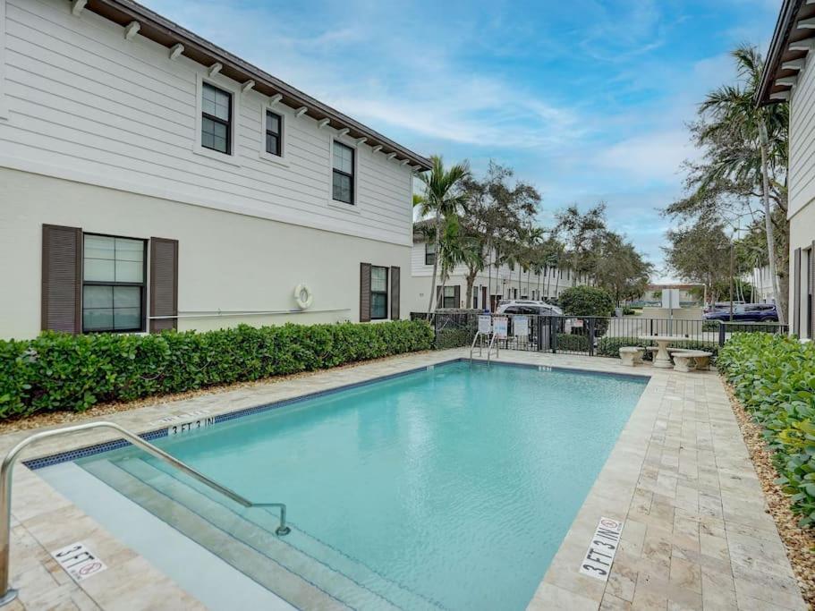 B&B Pompano Beach - Luxury Pompano beach Vacation with a Pool & Close to Beach - Bed and Breakfast Pompano Beach