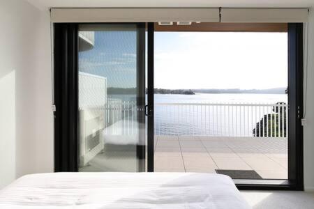 B&B Batemans Bay - Deluxe 3-Bed Unit with Views - Bed and Breakfast Batemans Bay