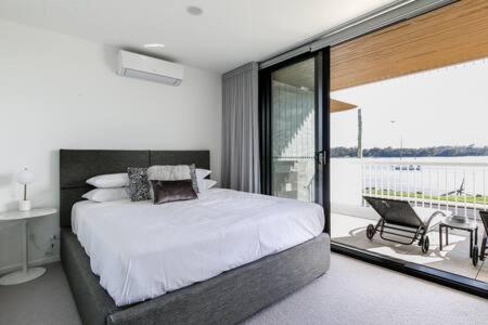 B&B Batemans Bay - Bayfront Holiday Retreat with Parking - Bed and Breakfast Batemans Bay