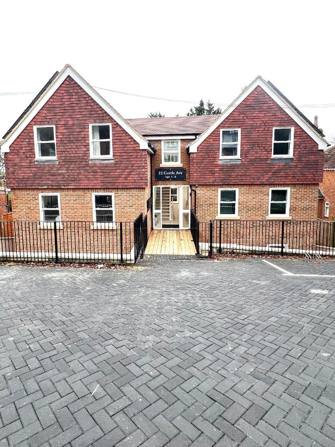 Port of Dover Apartments, quiet location with Castle Views and off road parking - B&B