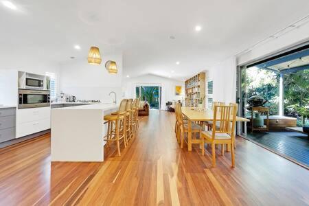Mudjimba Beach Haven - Stroll to the Water - B&B