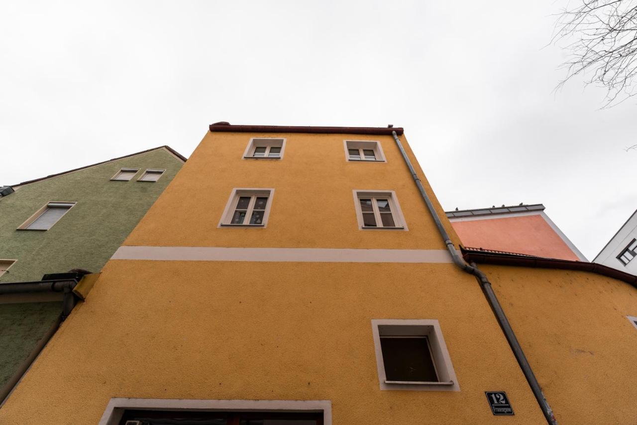 Moderne Stadtwohnung an der Fussgängerzone, Smart TV, Kingsize-Bett, Couch, Küche - B&B Passau