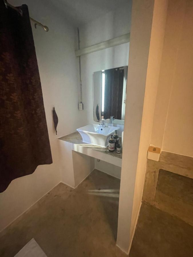Tweepersoonskamer met 2 Aparte Bedden en Eigen Badkamer