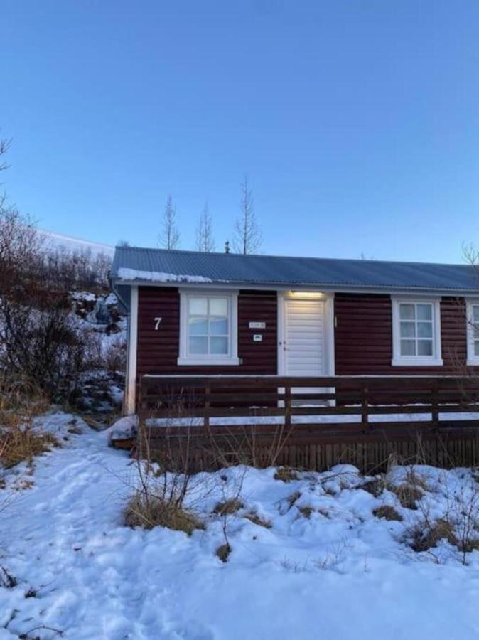 Cozy 2 bedroom cottage with hot tub - Chambres d'hôtes Akureyri