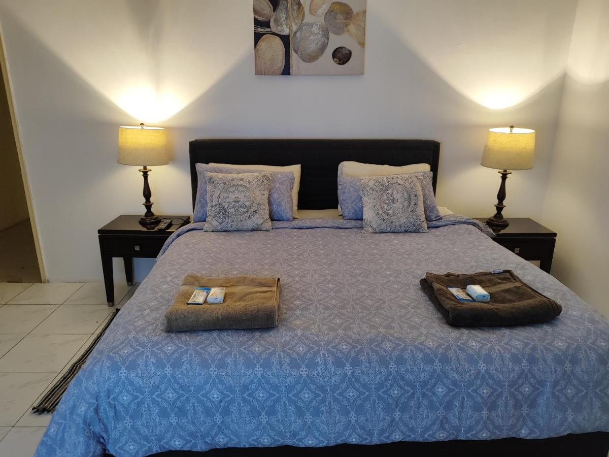 B&B Sharjah - Room for Rent in a Family Apartment- Waterfront View - Bed and Breakfast Sharjah