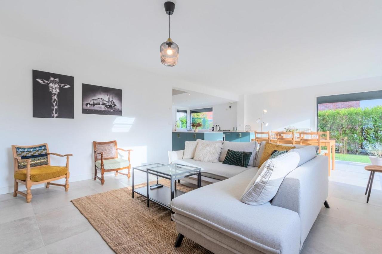 Beautiful 4 bedroom house with parking and garden - B&B