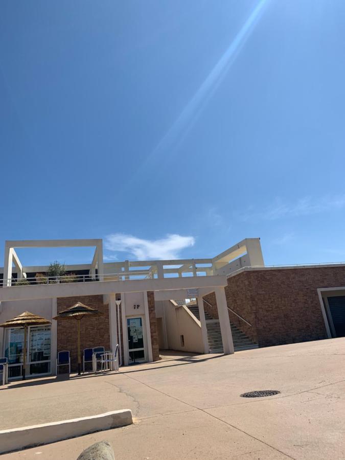 Charmante petite maison dans résidence avec piscine chauffée à 600 m de la plage - Chambres d’hôtes