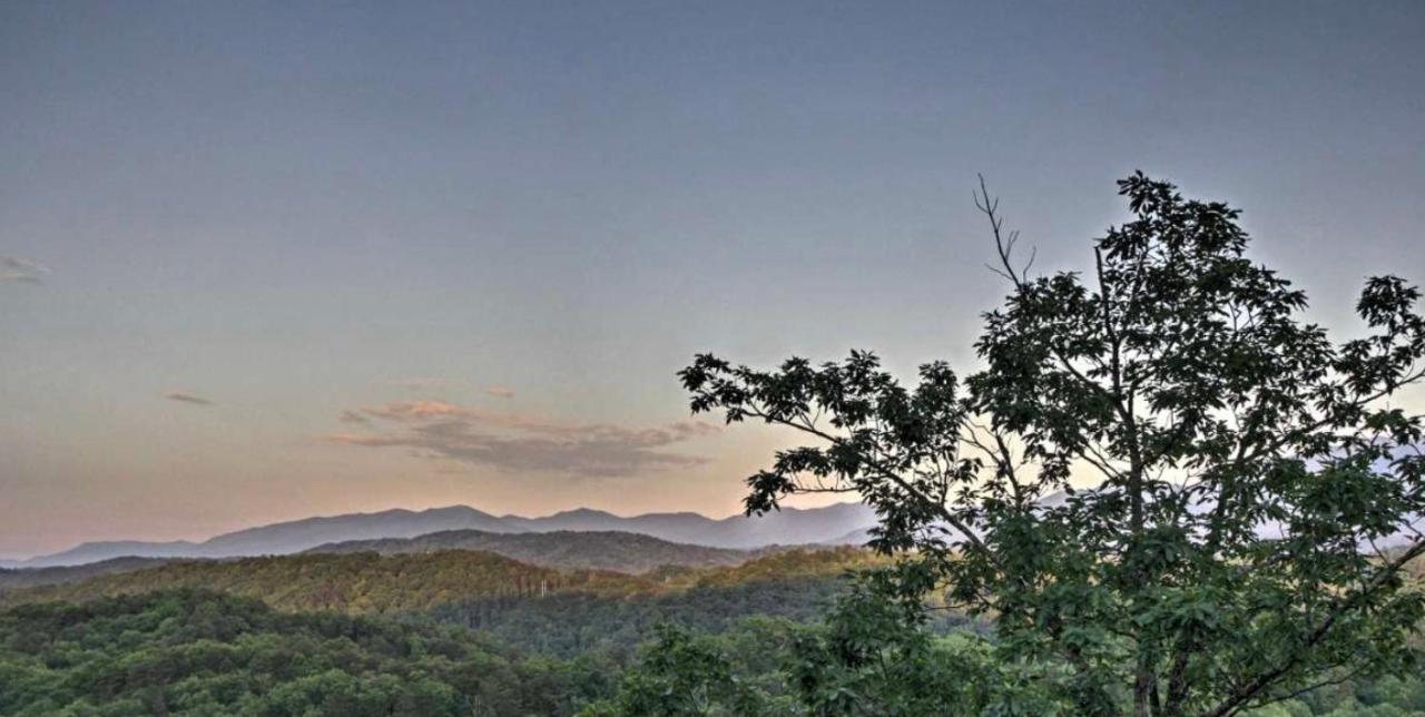 Solid Ground Lodge with Yard! - B&B Pigeon Forge