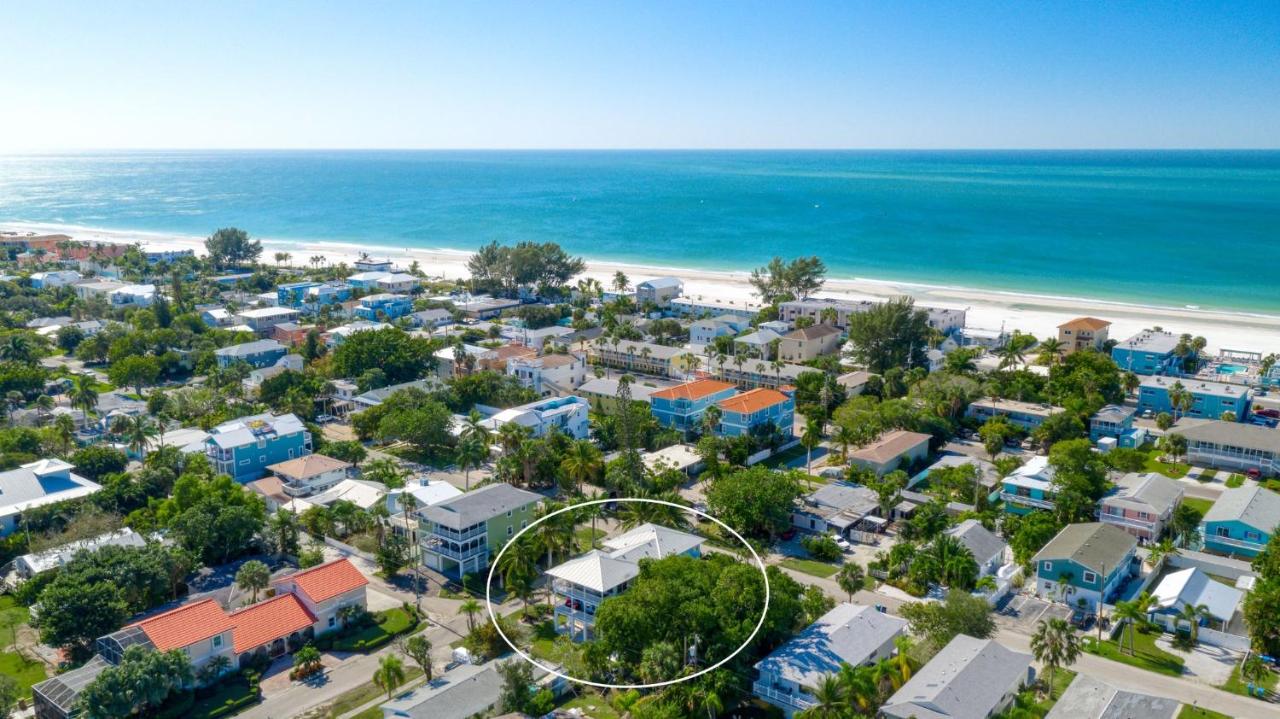 24th St Beach House! 50ft to the beach or the bay! - B&B Bradenton Beach