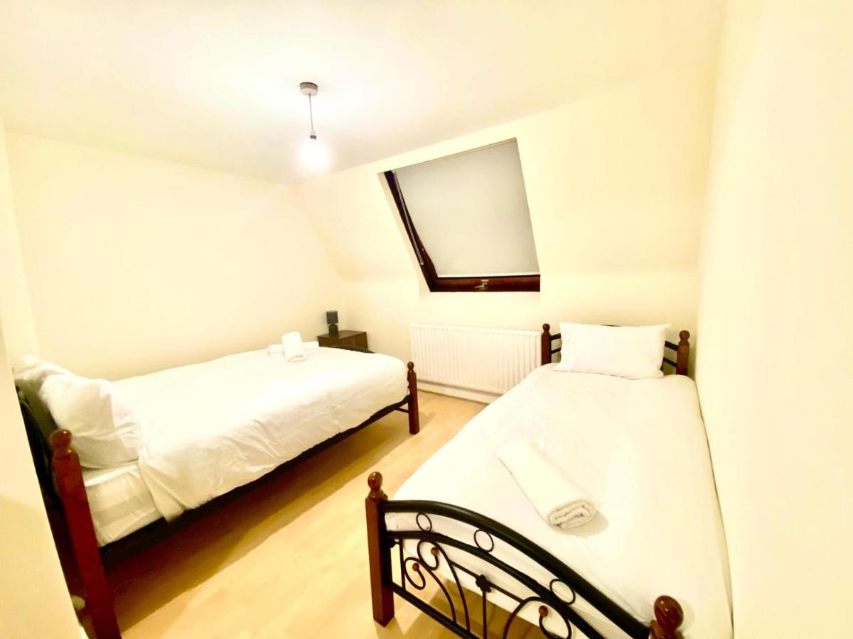 B&B Barrio de Ealing - Spacious Ground Floor Two Bedroom house on in Ealing London - Bed and Breakfast Barrio de Ealing