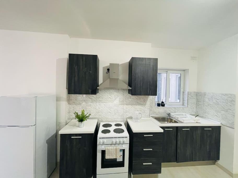 Coral Cove Comfort Room 1 - Ferienwohnung St Paul's Bay