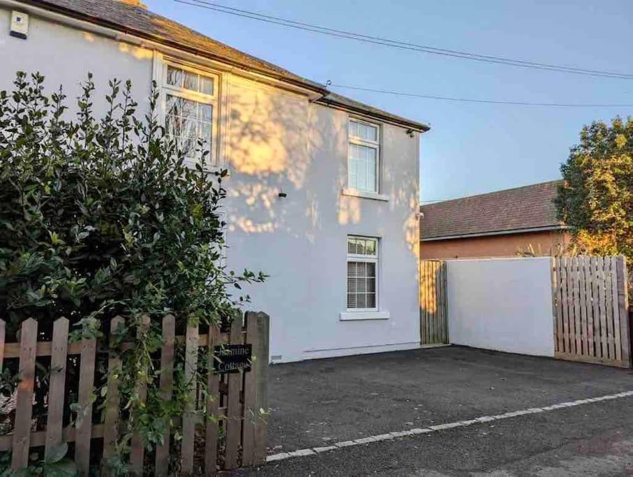 Little Knapp Cottage, East of Church Road, Chichester, West Sussex PO19 7YH - B&B