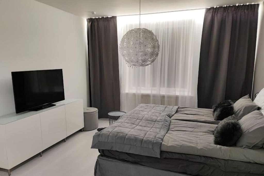Chic Studio for Two Close to Metro - Bed and Breakfast Helsinki