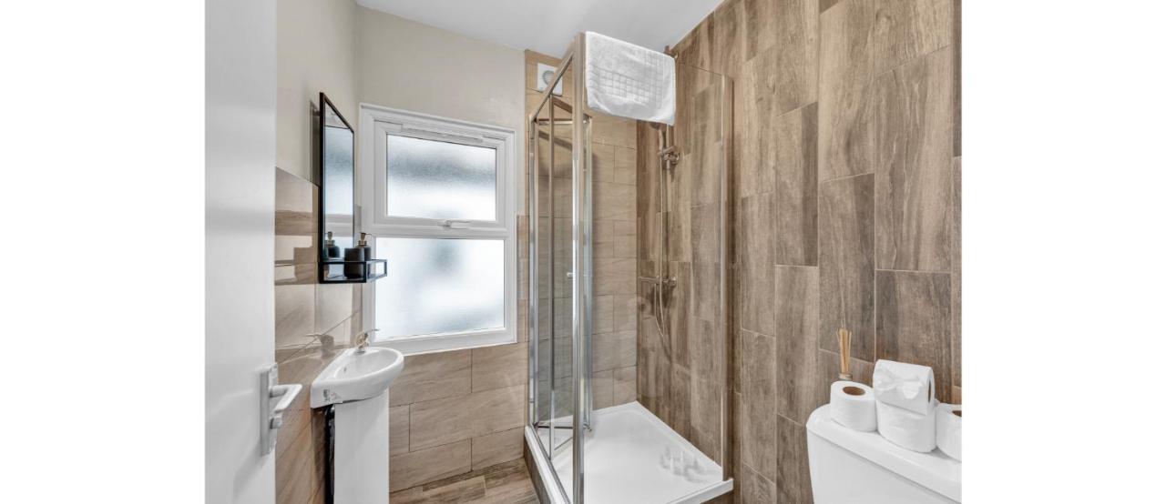 Green Reverie: Stylish Studio Escape - B&B