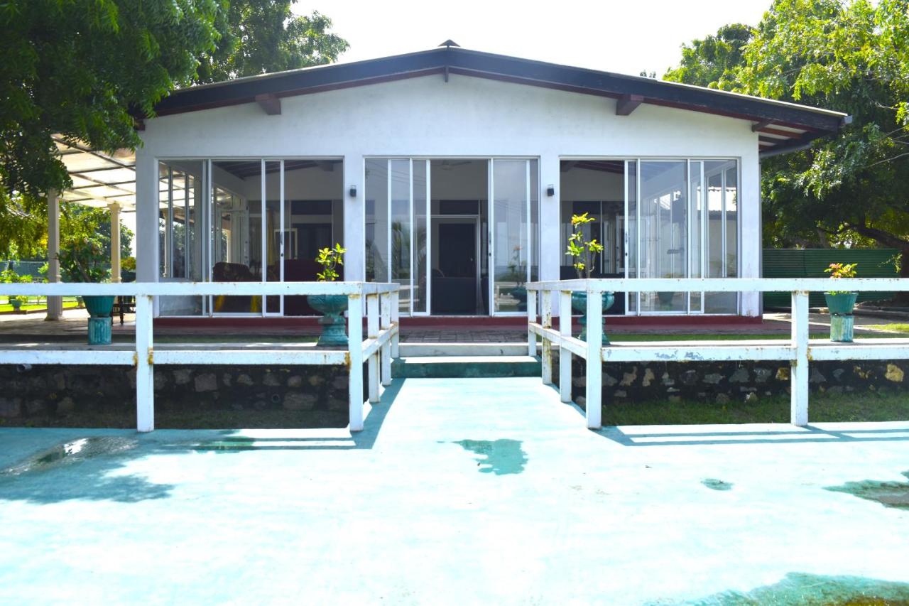 B&B Mannar - Thalladi Holiday Bungalow - Bed and Breakfast Mannar