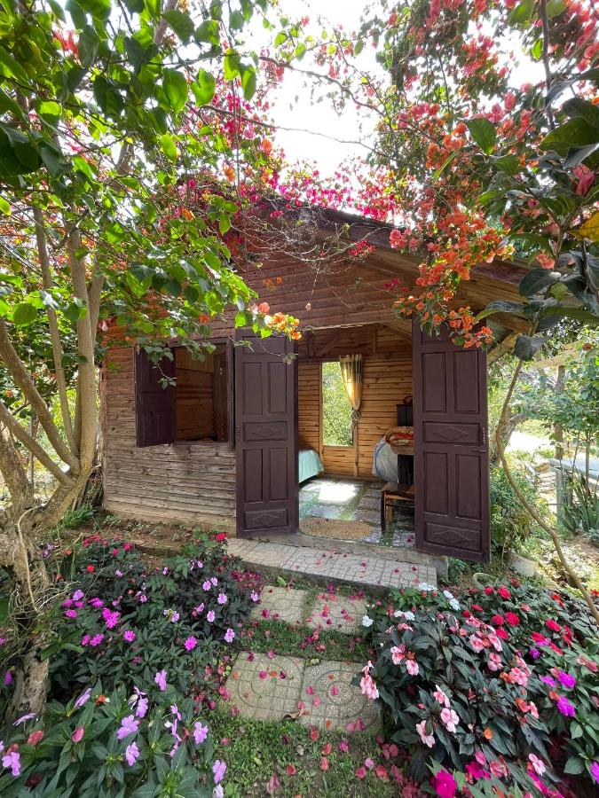 Camera Matrimoniale con Vista Giardino