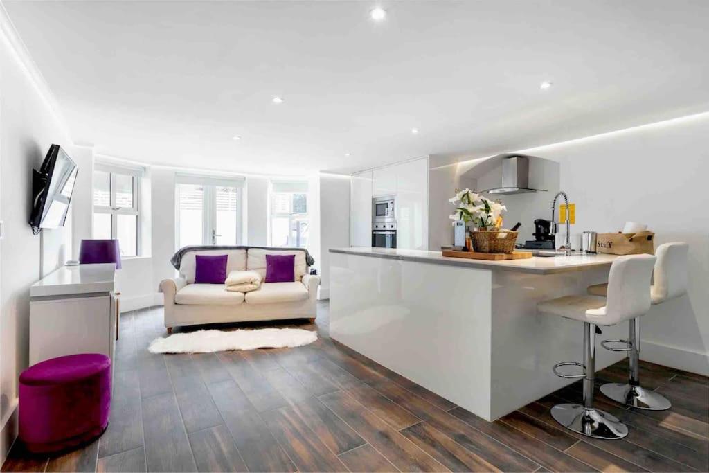 Luxury 1 Bed Apartment with Private Terrace & Parking - Heart of Wanstead Village - B&B