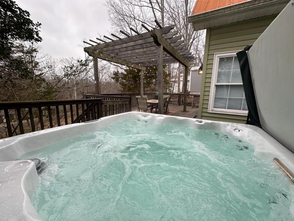 B&B Jamestown - Driftwood Cottage with Hot Tub on Lake Cumberland - Bed and Breakfast Jamestown