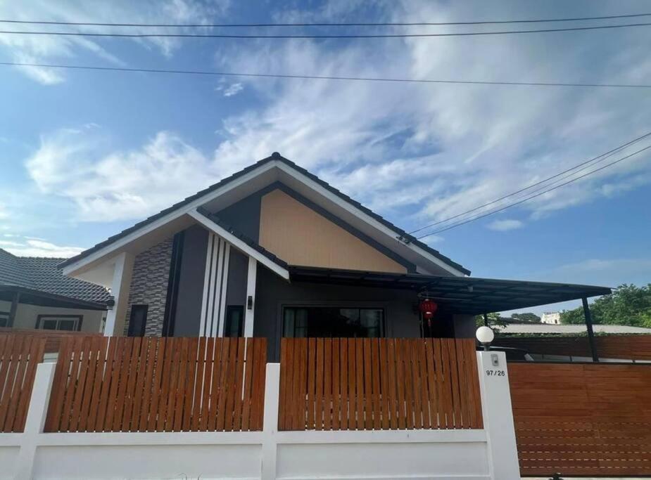 บ้านม่วนใจ๋สันกำแพง - B&B