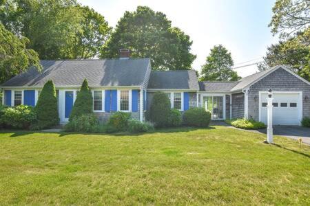Minutes to Nantucket Sound Beaches - B&B