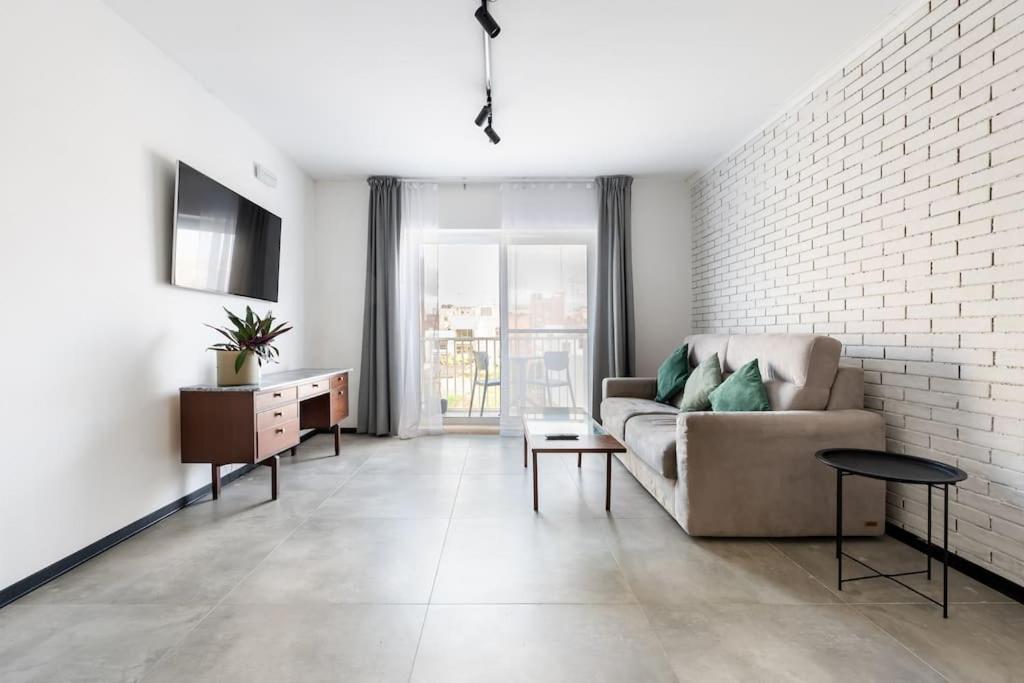 Stay-Sliema centrally located retro one bedroom - B&B Sliema