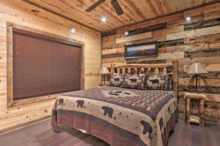 Luxury Smoky Mountain Cabin, Indoor Pool, Theater & Hot Tub, Sleep 12 with Game Room, Fireplaces & Dog-Friendly Comfort, Private Deck with Mountain Views, Minutes to Dollywood, Gatlinburg & Great Smoky Mountains National Park - B&B Sevierville