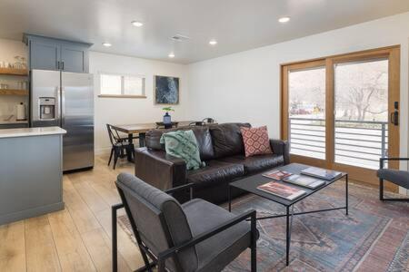 B&B Moab - Near Downtown Stylish 2BR With Amazing Patio - 6 - Bed and Breakfast Moab