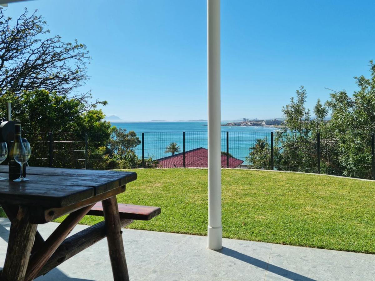 'BoStrand' - Private and Central, only 2 min walk to beach - sleeps 2 - B&B Gordon’s Bay