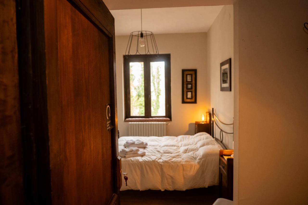 Zimmer mit Kingsize-Bett und Gartenblick.