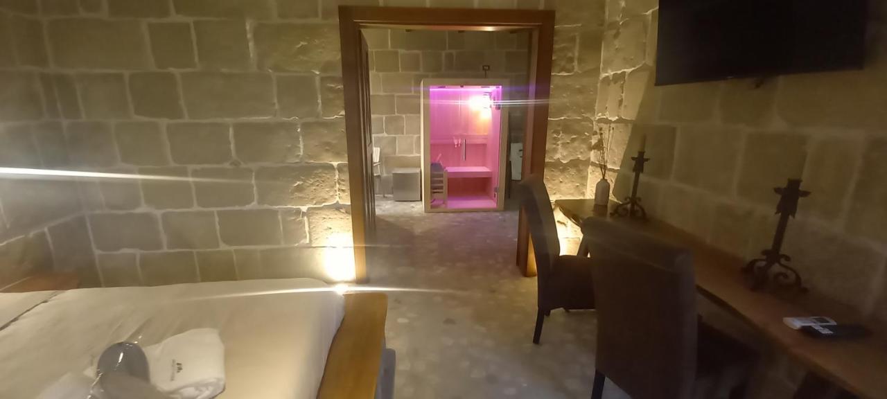 Suite with Hot Tub