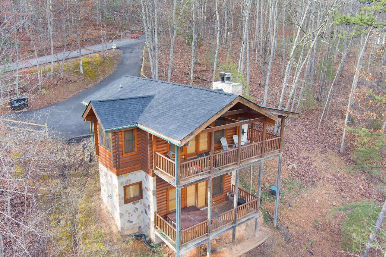B&B Sevierville - Private Smoky Mountain Luxury Log Home with 2 Decks & 2 Fireplaces & Hot Tub! - Bed and Breakfast Sevierville