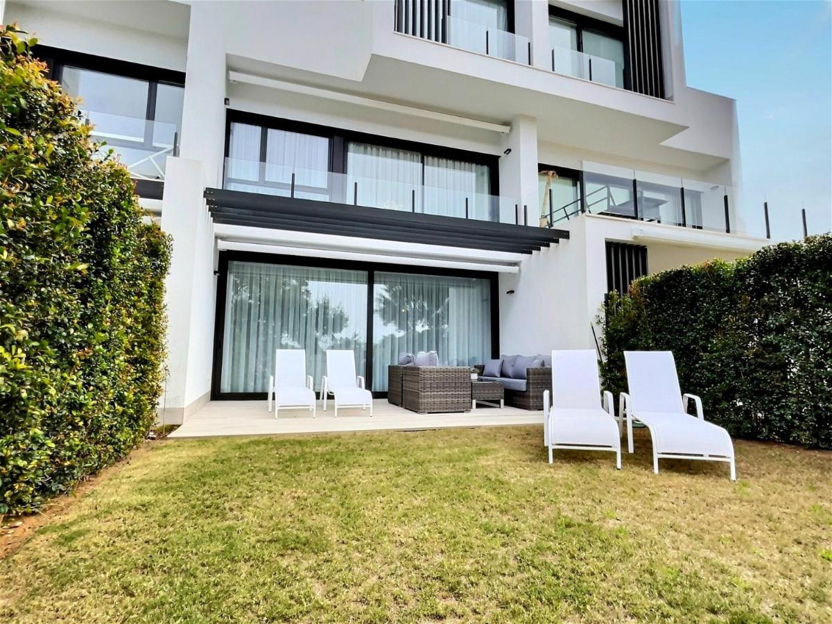 Close to the marina and beaches of Sotogrande, experience sophistication in this contemporary four-bedroom frontline golf townhouse in the San Roque Club - B&B