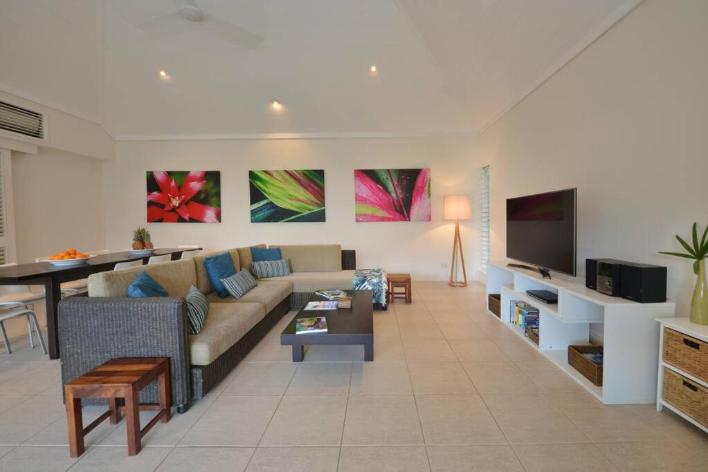 Plantation House - private 4 bedroom beachfront retreat - B&B Port Douglas